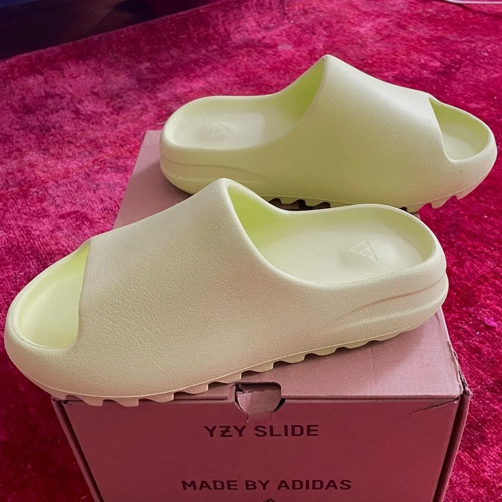 EUC sz 7 adidas YZY Yeezy Slides Glow Green